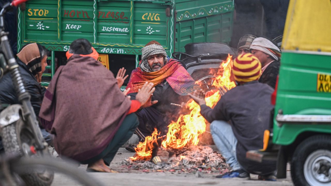 यूपी में रात का तापमान लगातार नीचे जा रहा है। कई जिलों में 8-10°C तक पारा पहुंच गया है। मौसम विभाग का कहना है कि यह ठंड अभी और बढ़ने वाली है। (Img: Google)