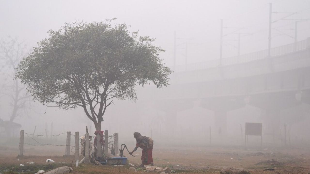बाराबंकी 8°C, कानपुर 8°C, बरेली 8.6°C, इटावा 9°C, मुजफ्फरनगर 9°C, मेरठ 9.1°C, शाहजहांपुर 9.4°C, बुलंदशहर 9.5°C, फुरसतगंज 9.6°C, आजमगढ़ 10°C में लगातार गिरावट जारी। कई हिस्सों में शीतलहर जैसे हालात बनने लगे हैं। अधिकतम तापमान 24-26°C और न्यूनतम 8-11°C के बीच बने रहने की संभावना है (Img: Google)