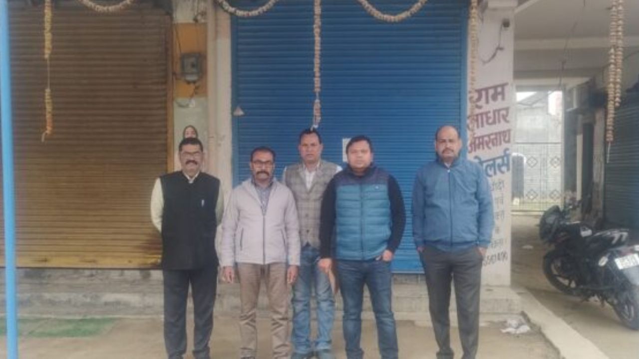 गोरखपुर में बड़ी प्रशासनिक कार्रवाई: बैंक बकाया न चुकाने पर अमरनाथ ज्वेलर्स कुर्क, बकायेदारों में हड़कंप