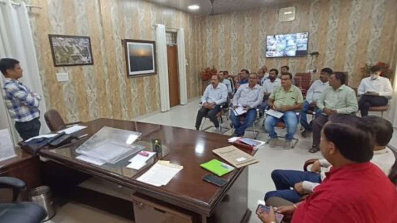 पूर्वी यूपी को नई रफ्तार: सहजनवा-दोहरीघाट रेल लाइन बनेगी विकास की धुरी, CRO ने दिए निर्देश