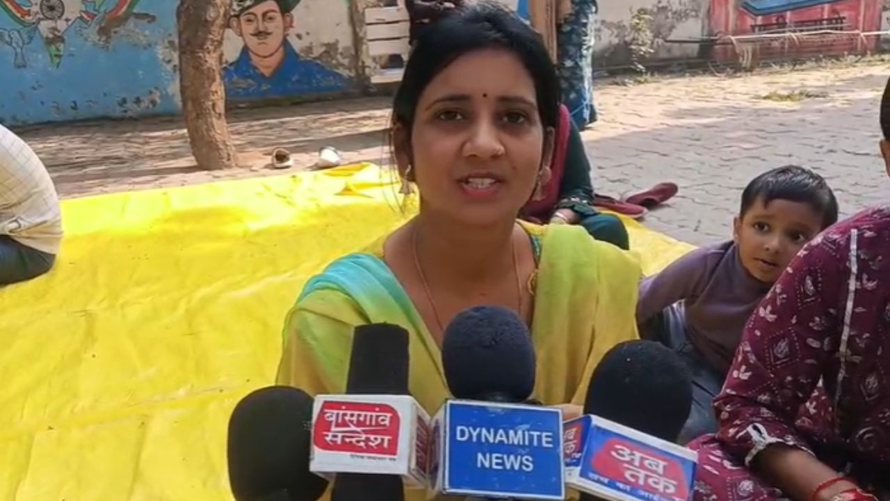 UP में राजस्व प्रणाली चरमराई! सहजनवा में समाधान दिवस ठप, लेखपालों के महाधरने से तहसील में हाहाकार