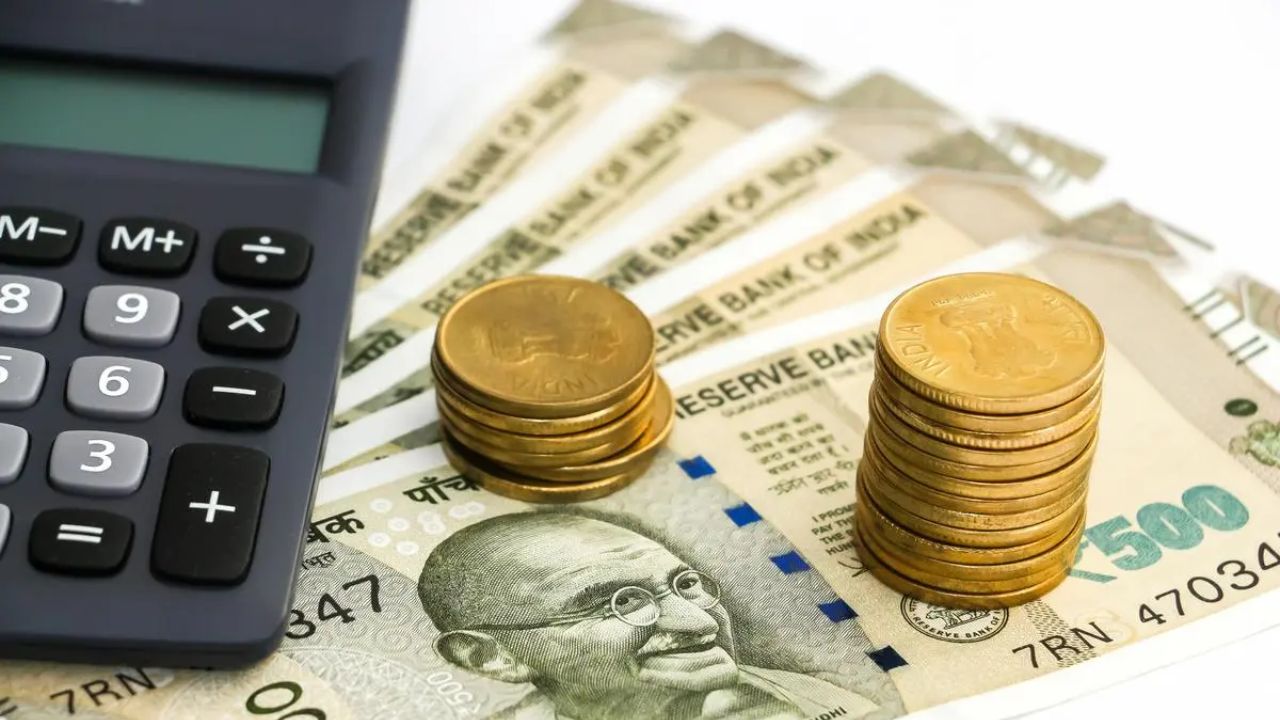 श्रम आयुक्त आपके दस्तावेज और पूरी टाइमलाइन की जांच करता है। अगर दावा सही पाया गया तो अधिकारी कंपनी को ग्रैच्युटी का भुगतान करने का आदेश दे सकता है। कंपनी को निर्धारित समय के अंदर भुगतान करना अनिवार्य होता है। यह पूरी प्रक्रिया औपचारिक और कानूनी होती है, इसलिए आपके दस्तावेज बेहद महत्वपूर्ण हैं।