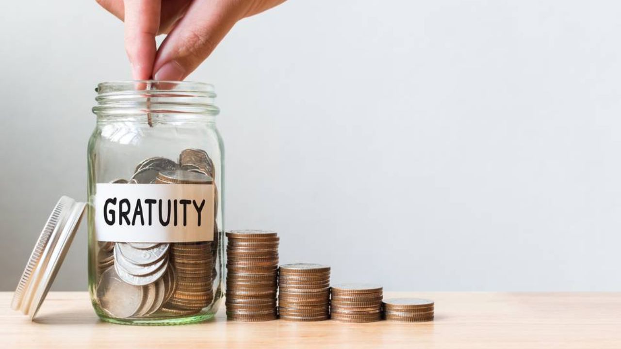 अगर कंपनी आदेश के बाद भी 30 दिनों के भीतर ग्रैच्युटी नहीं देती, तो मामला गंभीर हो जाता है। श्रम विभाग कंपनी के खिलाफ कानूनी कार्रवाई शुरू कर सकता है- भारी जुर्माना लगाया जा सकता है और कुछ मामलों में 6 महीने से 2 साल तक जेल का भी प्रावधान है यानी नया नियम आपके पक्ष में है। बस प्रक्रिया को ठीक से फॉलो करना जरूरी है।