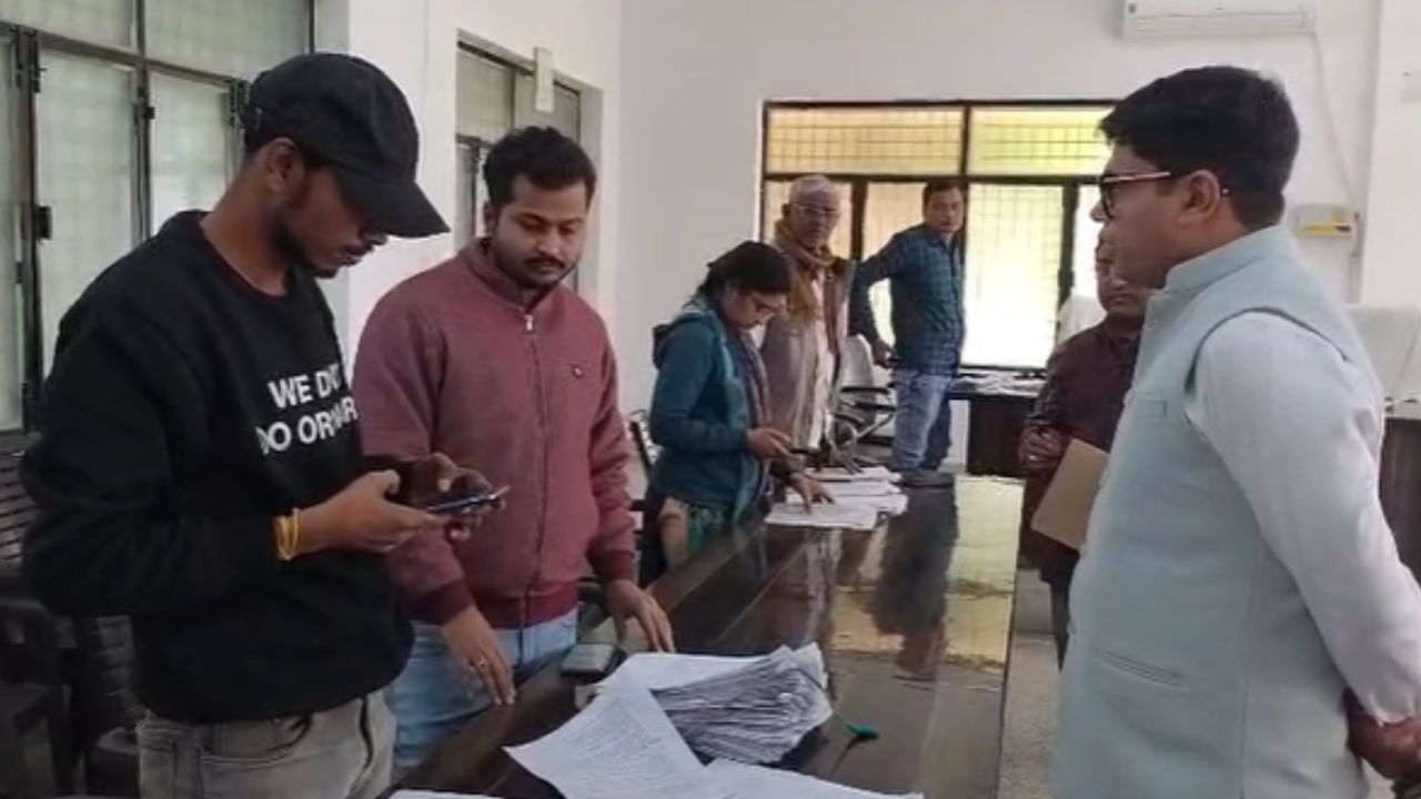 हमीरपुर में SIR कार्य ने पकड़ी रफ्तार: DM घनश्याम मीना ने निरीक्षण में बढ़ाई सख्ती, जिम्मेदारों को चेतावनी