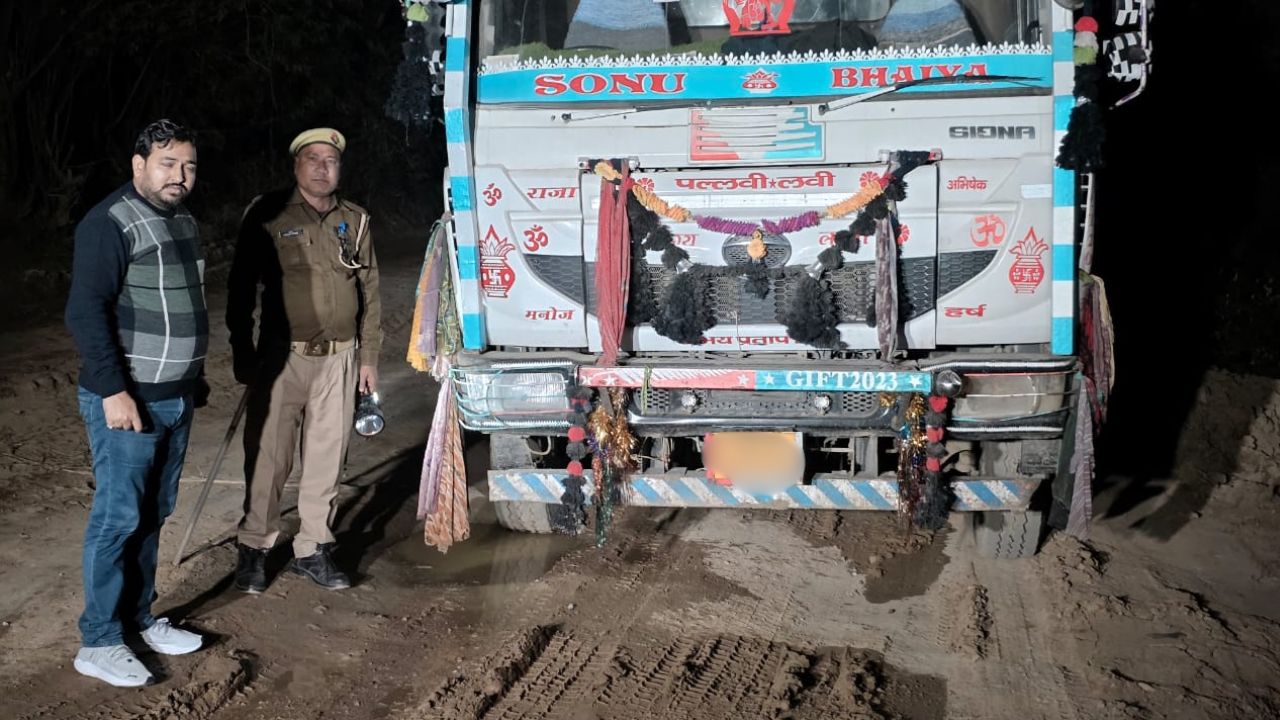 Hamirpur News: अवैध परिवहन और ओवरलोडिंग के खिलाफ सख्त कार्रवाई, SDM ने 4 ट्रकों का किया चालान