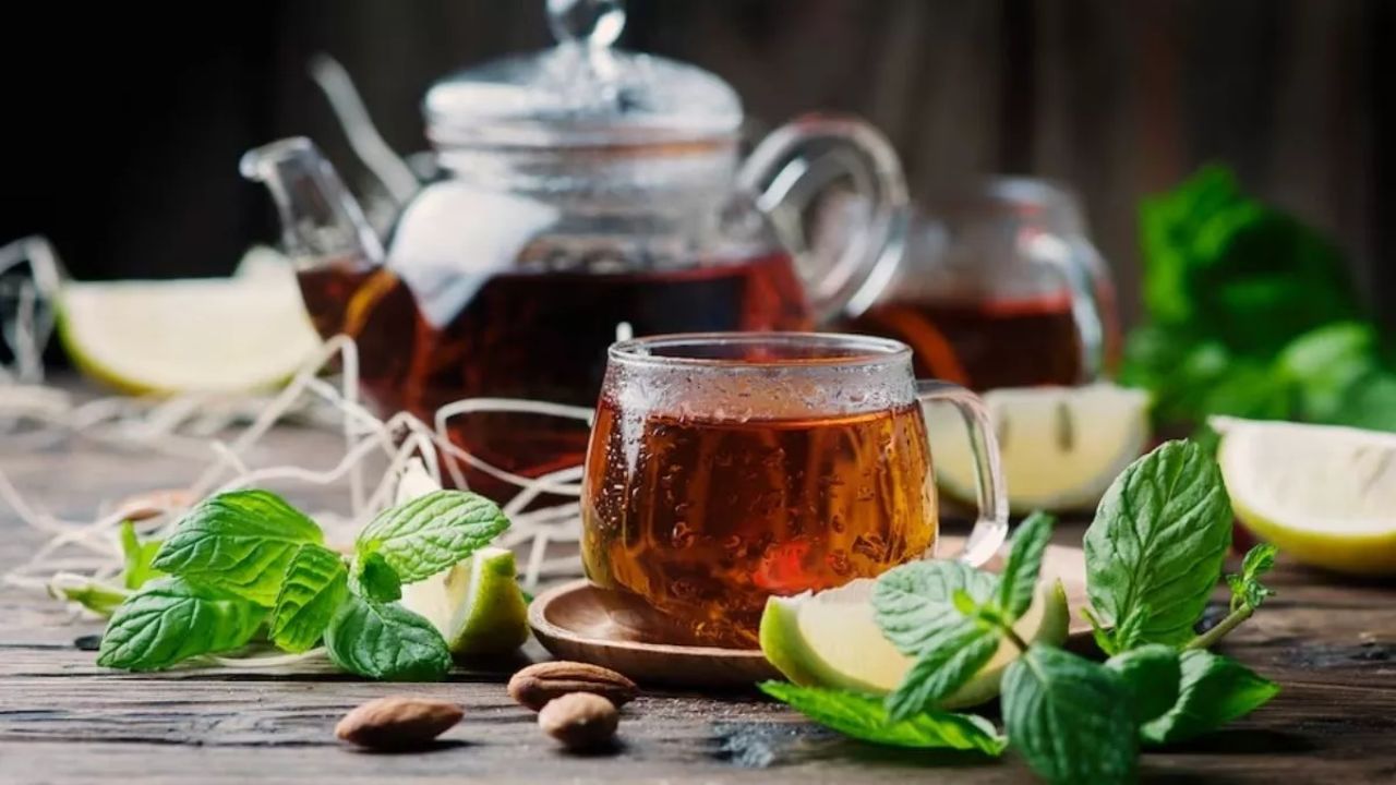 इन चायों को दिन में एक या दो बार पीना बेहतर माना जाता है। ये शरीर को अंदर से साफ रखने में भी सहायक होती हैं। (Img source: Google)