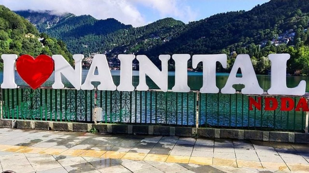 1839 में अंग्रेज व्यापारी पी. बैरन यहां पहुंचे और नैनीताल की प्राकृतिक सुंदरता देखकर मोहित हो गए। उन्होंने स्थानीय व्यापारी नूरसिंह से भूमि खरीदने की कोशिश की, जिसे नूरसिंह ने पहले मना कर दिया। बाद में नौकायन के दौरान दस्तावेज़ पर हस्ताक्षर कर राज़ी किया गया। 1842 में शहर में पहला कॉटेज ‘पिलग्रिम’ बना। इसके बाद ईस्ट इंडिया कंपनी ने पूरे क्षेत्र को व्यवस्थित नगर का रूप दिया।