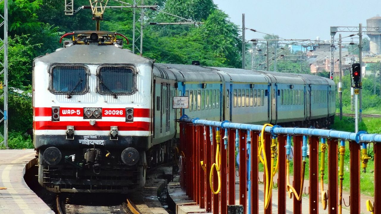 Railway में सिर्फ हलाल मीट सर्व किए जाने पर NHRC सख्त, रेलवे बोर्ड को भेजा नोटिस; दो हफ्ते में मांगी रिपोर्ट