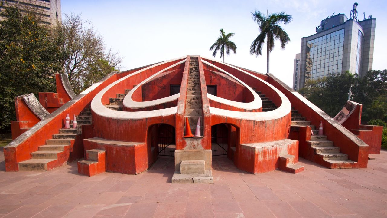 Delhi Breaking: जंतर-मंतर पर युवक ने खुद को गोली मारकर की आत्महत्या