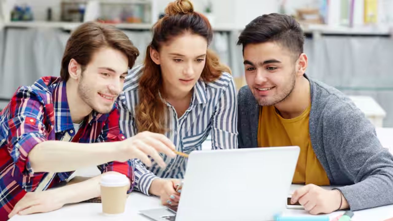 US Work Permit Rules में बड़ा झटका: हर बार नया आवेदन, हजारों भारतीयों की नौकरी पर मंडराया संकट US Work Permit Rules में बड़ा झटका: हर बार नया आवेदन, हजारों भारतीयों की नौकरी पर मंडराया संकट