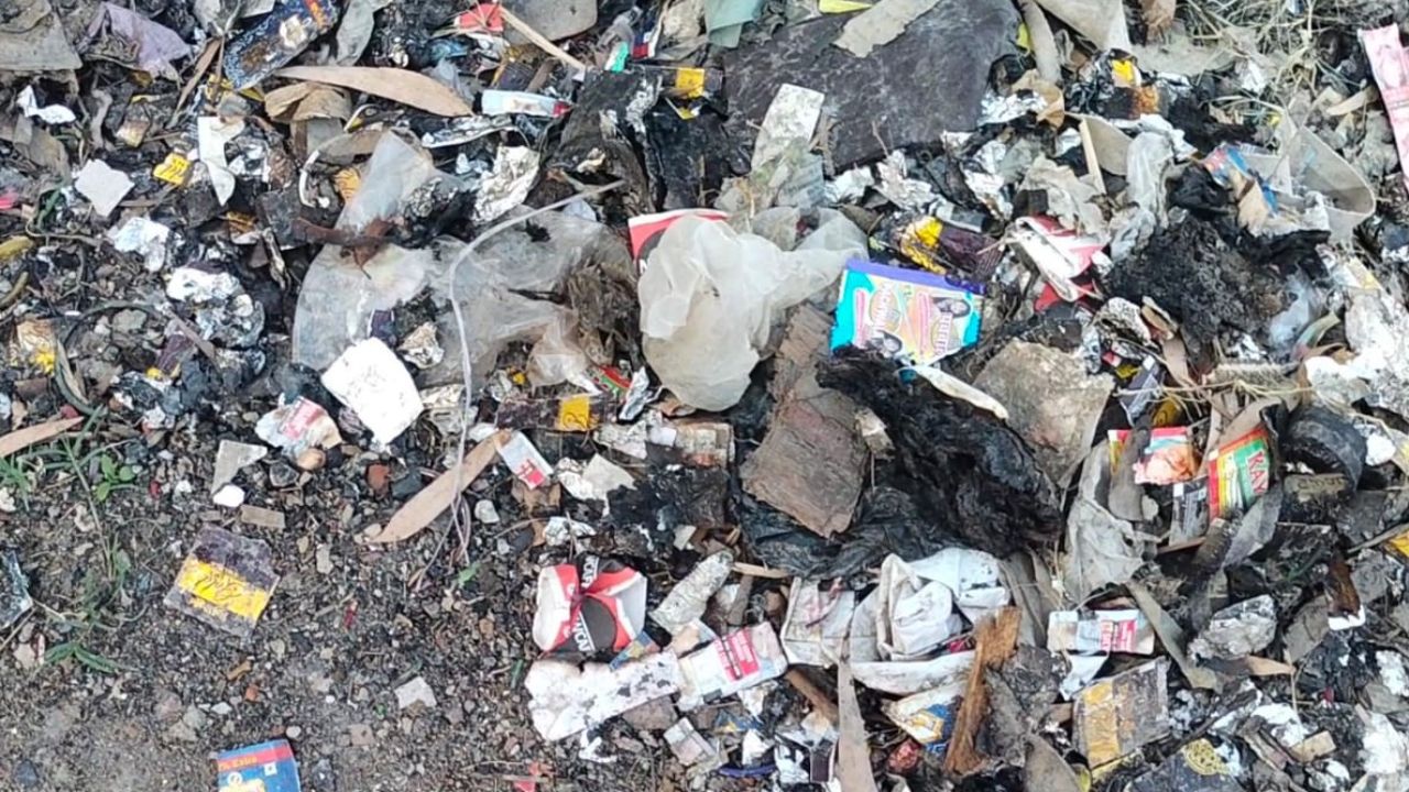 बाराबंकी के जैदपुर नगर पंचायत में सफाई व्यवस्था ध्वस्त, झलहा मोहल्ले में कूड़े के ढेर से फैल रही बदबू