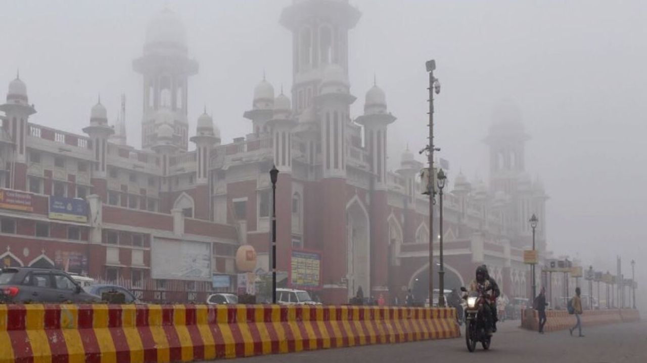 पछुआ हवाओं ने बढ़ाई ठिठुरन: यूपी में ठंड तेज, कई जिलों में कोहरे की चादर