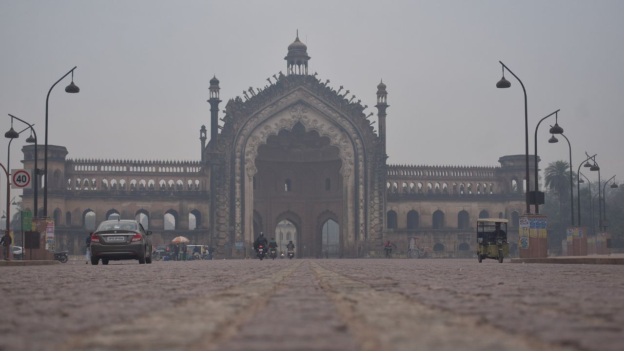 UP Weather Update: पछुआ हवाओं की दस्तक! लखनऊ-नोएडा तक बढ़ेगी कंपकंपाती ठंड, कोहरे और शीतलहर का रेड अलर्ट