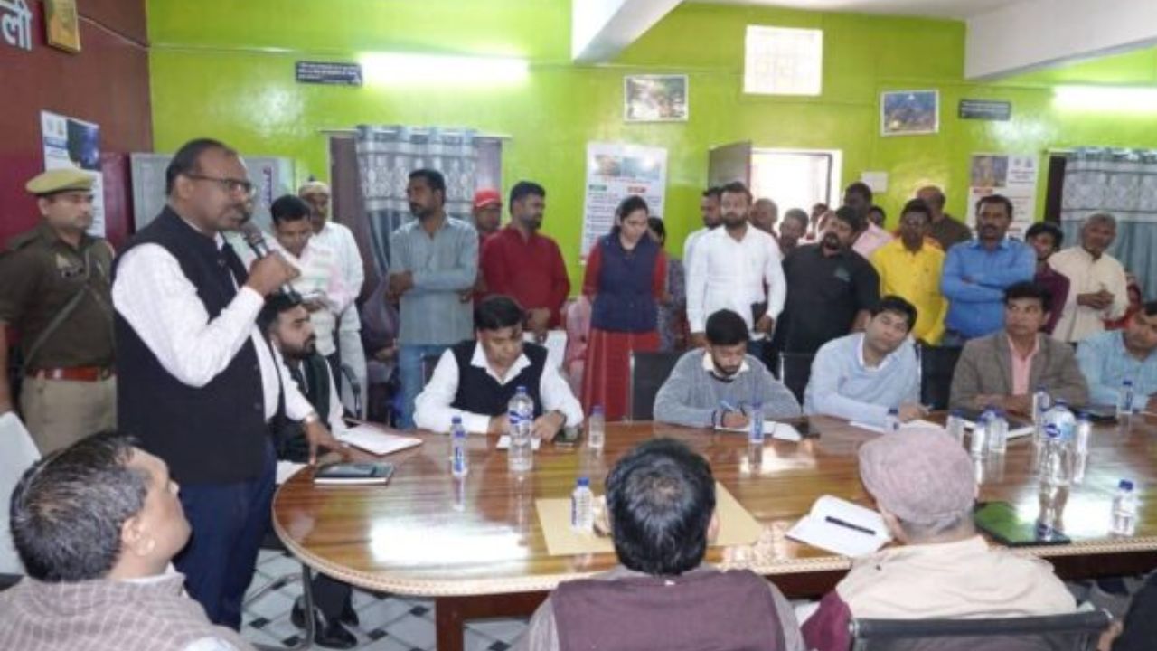 DM की ग्राम चौपाल में उमड़ी भीड़: विकास कार्यों की जांच, जनसुनवाई और 200 से अधिक ग्रामीणों की स्वास्थ्य जांच