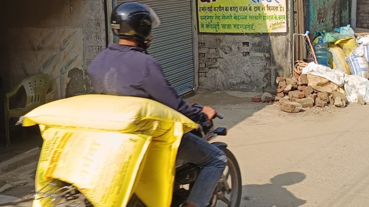 कोल्हुई में खाद तस्करी का काला खेल: पुलिस की चुप्पी से तस्कर मालामाल, किसान बेहाल