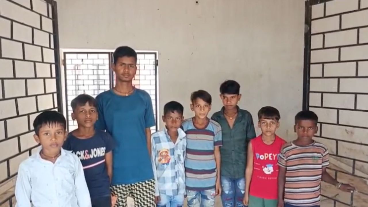 DN Exclusive: स्कूल में शिक्षकों की जगह घूम रहे गाय-भैंस, अंधकार में डूब रहा नौनिहालों का भविष्य