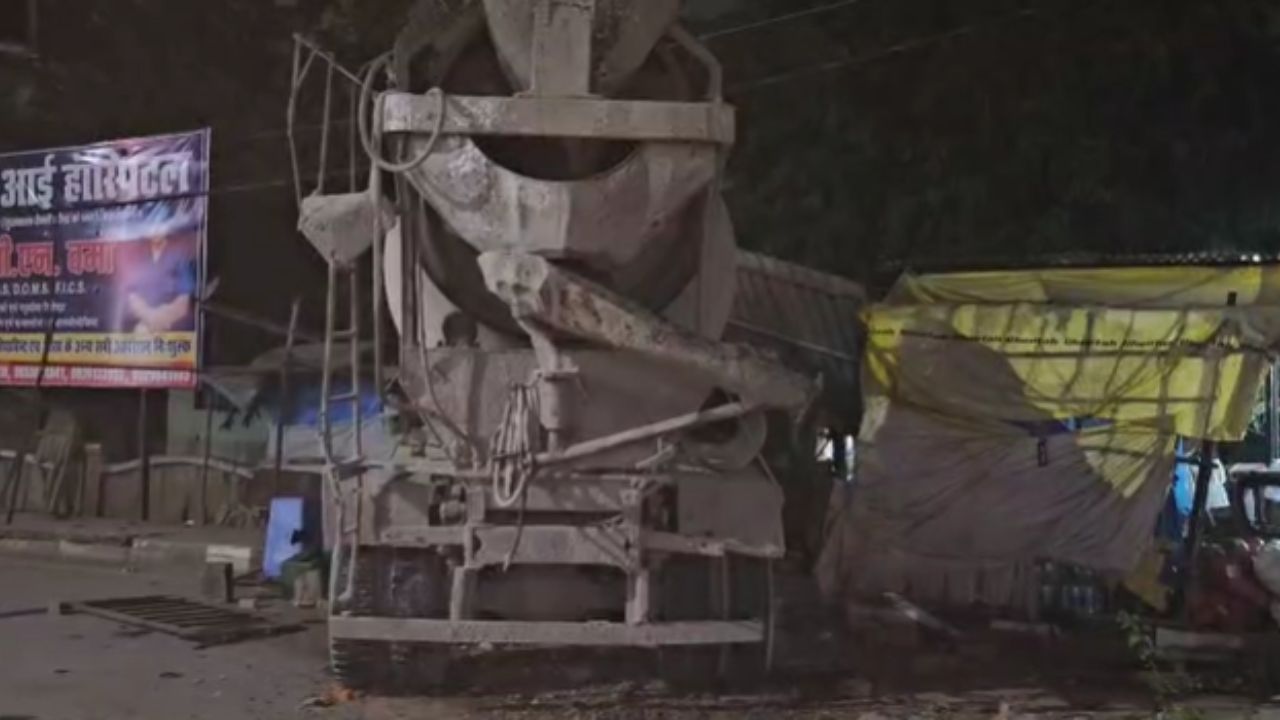 महराजगंज में आधी रात हंगामा: जिला अस्पताल गेट पर टला बड़ा हादसा, तेज रफ्तार ट्रेलर ने तोड़ी रेलिंग