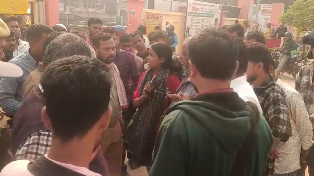बस स्टेशन पर बवाल: ड्राइवर–कंडक्टर में मारपीट, महिला भी भिड़ी; मौके पर मची अफरा-तफरी