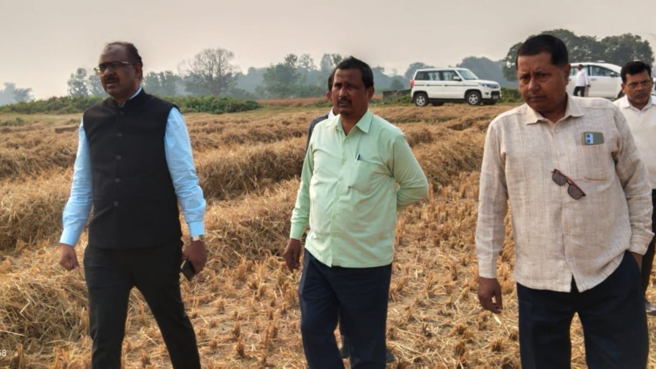 पराली प्रबंधन में महराजगंज आगे: DM ने बेलर मशीन का किया निरीक्षण, सभी मशीनें चलाने के दिए कड़े निर्देश