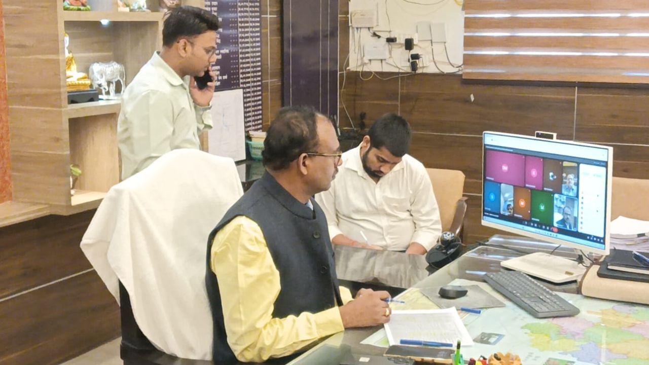 DM संतोष कुमार शर्मा का औचक निरीक्षण: दो बीडीओ कार्यालय से गायब, मांगा स्पष्टीकरण