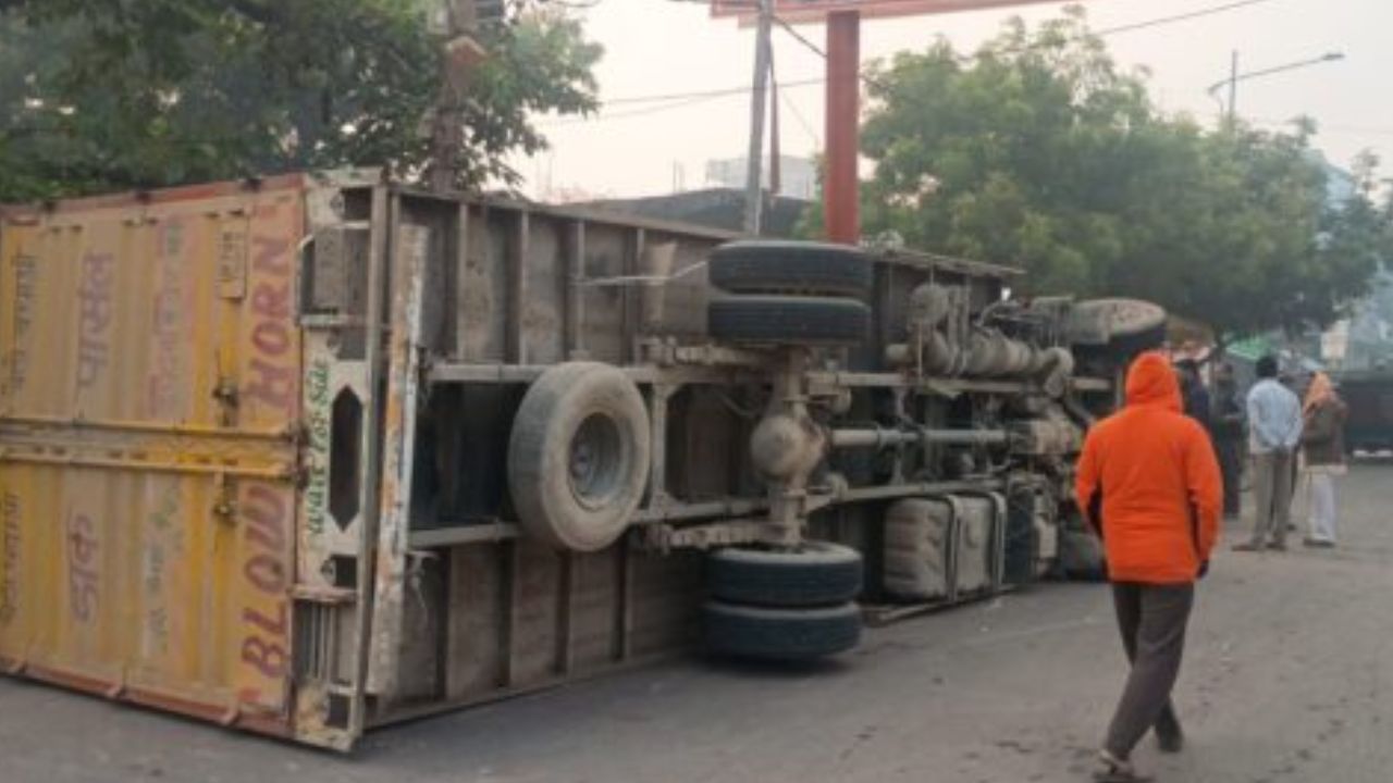 Maharajganj: निचलौल में अनियंत्रित ट्रेलर पलटा, चालक ने नियंत्रण करने की पूरी कोशिश की मगर…