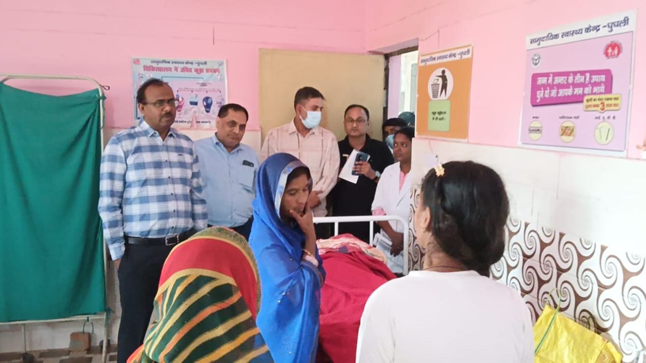 स्वास्थ्य सेवाओं की हकीकत जानने DM पहुंचे अस्पताल, निरीक्षण में मिली लापरवाही पर हुए सख्त