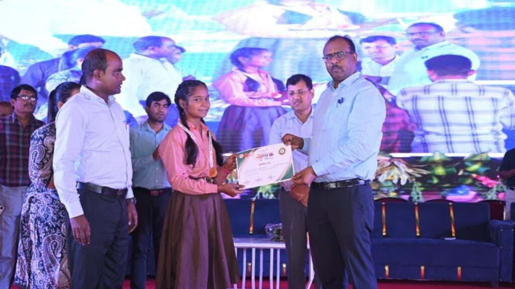 DM Santosh Kumar Sharma distributed certificates to the children