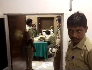 महराजगंज में रजिस्ट्रार के कार्यालय में हंगामा करने वाली युवती पर दिल्ली में दर्ज हुआ केस, पढ़ें पूरी खबर