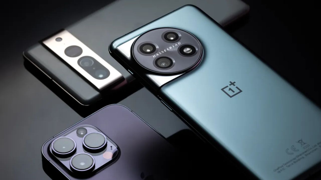 नया स्मार्टफोन लेने के बाद सिर्फ फीचर्स देखने से काम नहीं चलेगा। अगर आप चाहते हैं कि आपका फोन कई सालों तक पहले जैसा स्मूद चले तो शुरुआती सेटिंग्स को जरूर कस्टमाइज करें। खासकर एनिमेशन और अनचाहे फीचर्स को बंद करने से फोन की परफॉर्मेंस में तुरंत फर्क दिखता है। नया स्मार्टफोन लेने के बाद सिर्फ फीचर्स देखने से काम नहीं चलेगा। अगर आप चाहते हैं कि आपका फोन कई सालों तक पहले जैसा स्मूद चले तो शुरुआती सेटिंग्स को जरूर कस्टमाइज करें। खासकर एनिमेशन और अनचाहे फीचर्स को बंद करने से फोन की परफॉर्मेंस में तुरंत फर्क दिखता है।