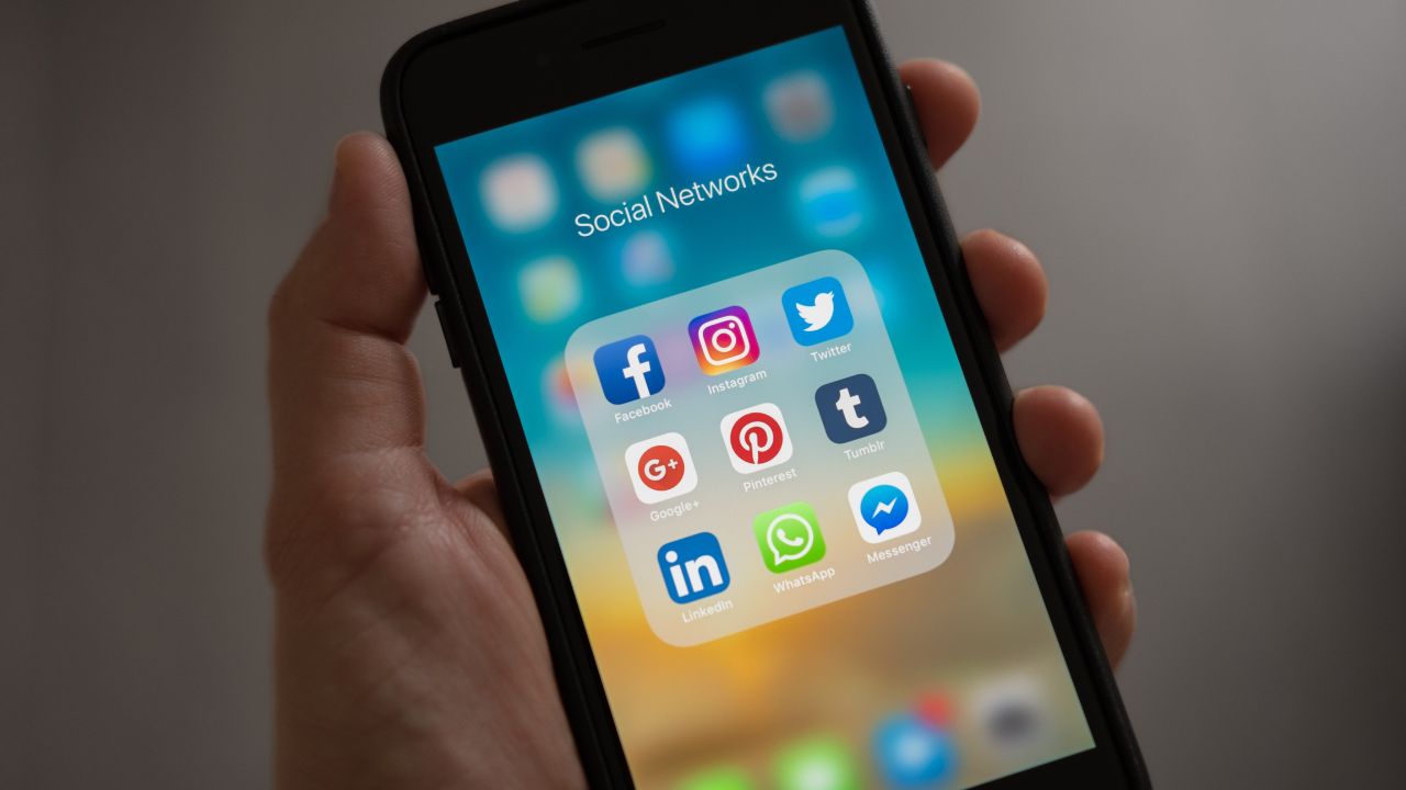 मोबाइल में भरी अनवांटेड ऐप्स न सिर्फ स्टोरेज खाती हैं, बल्कि बैकग्राउंड में चलते हुए बैटरी और डेटा भी खर्च करती हैं। नए फोन में प्री-इंस्टॉल ऐप्स और पुराने फोन में बेकार पड़ी ऐप्स को डिलीट करने से फोन हल्का और तेज चलता है। साथ ही आपकी निजी जानकारी भी सुरक्षित रहती है। मोबाइल में भरी अनवांटेड ऐप्स न सिर्फ स्टोरेज खाती हैं, बल्कि बैकग्राउंड में चलते हुए बैटरी और डेटा भी खर्च करती हैं। नए फोन में प्री-इंस्टॉल ऐप्स और पुराने फोन में बेकार पड़ी ऐप्स को डिलीट करने से फोन हल्का और तेज चलता है। साथ ही आपकी निजी जानकारी भी सुरक्षित रहती है।