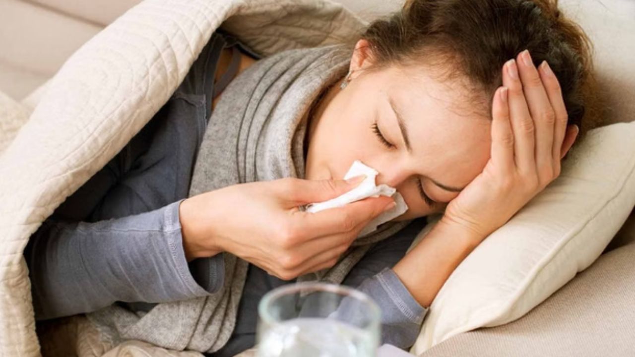 सुबह उठते ही बार-बार क्यों होता है जुकाम? हर मौसम में Cold का कारण बन रही है इन पोषक तत्वों की कमी