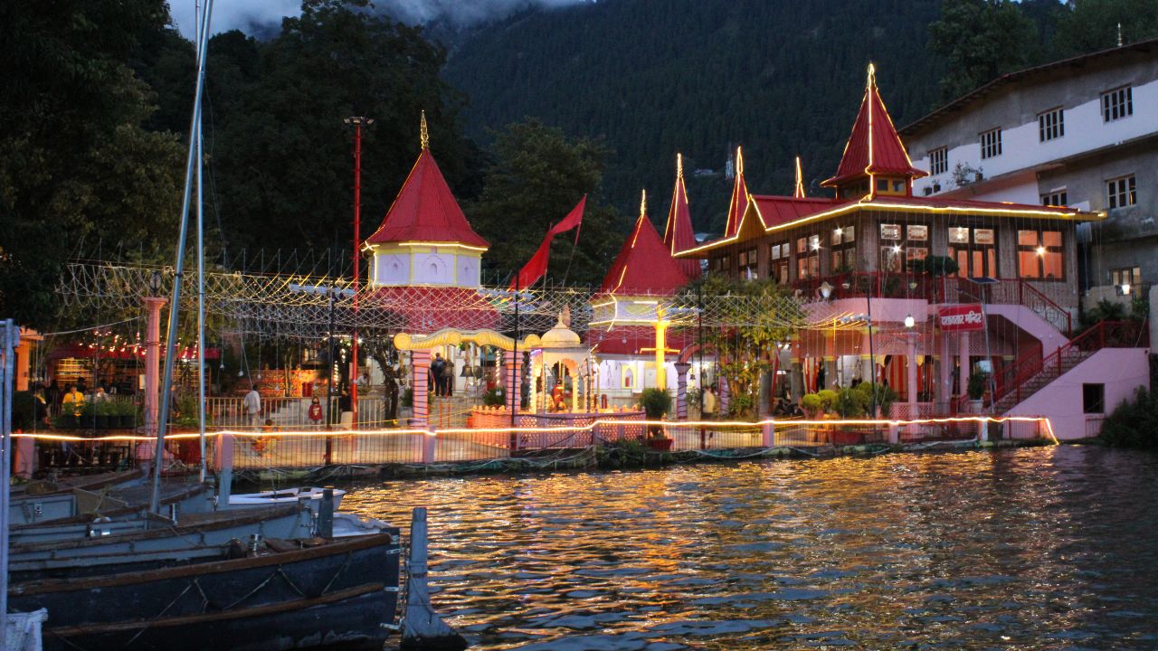 नैनीताल '64 शक्तिपीठों' में से एक है। कहा जाता है कि देवी सती की बाईं आंख यहीं गिरी थी और नैना देवी को क्षेत्र की रक्षक माना जाता है। झील के उत्तरी किनारे स्थित मंदिर आज भी श्रद्धालुओं और पर्यटकों को अपनी ओर खींचता है। इसी कारण पहले इस जगह का नाम ‘नैन-ताल’ पड़ा, जो बाद में नैनीताल बन गया।