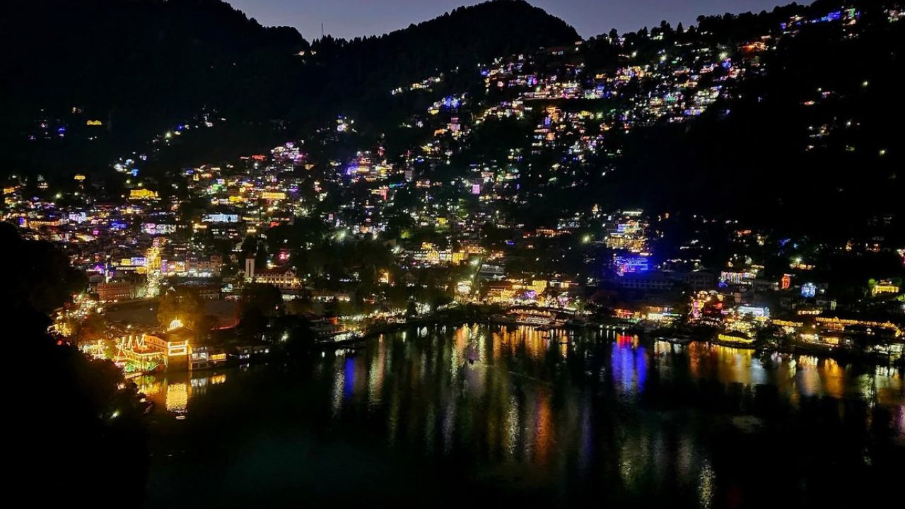 नैनीताल का औपचारिक जन्म 18 नवंबर 1841 को हुआ। 18 नवंबर 2025 तक यह शहर 184 साल और 11 महीने का हो चुका है। हर साल इस दिन नैनीताल अपने प्राकृतिक सौंदर्य और सांस्कृतिक वैभव का जश्न मनाता है। झील के किनारे लोग ताजगी महसूस करते हैं और हर मौसम में यहां का वातावरण विशेष उत्साह और शांति का अनुभव कराता है।