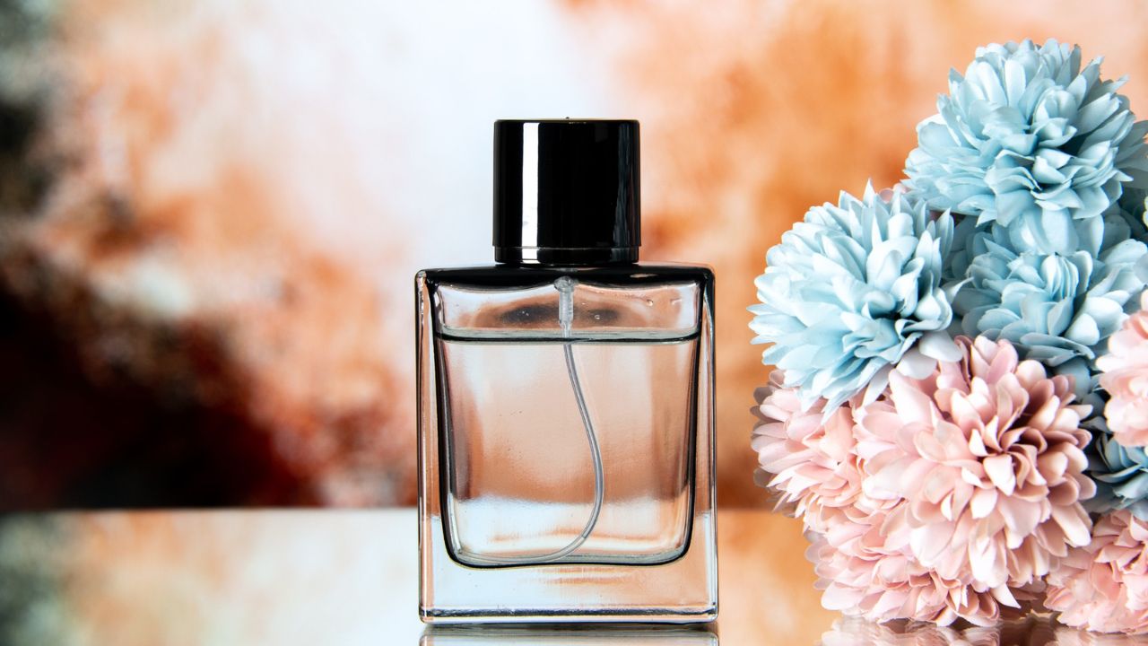 लोग अक्सर परफ्यूम को डिओड्रेंट की तरह इस्तेमाल करते हैं, जबकि दोनों का काम अलग होता है। पहले डिओड्रेंट और फिर हल्का परफ्यूम लगाना सही तरीका माना जाता है। (Img source: Freepik) लोग अक्सर परफ्यूम को डिओड्रेंट की तरह इस्तेमाल करते हैं, जबकि दोनों का काम अलग होता है। पहले डिओड्रेंट और फिर हल्का परफ्यूम लगाना सही तरीका माना जाता है। (Img source: Freepik)