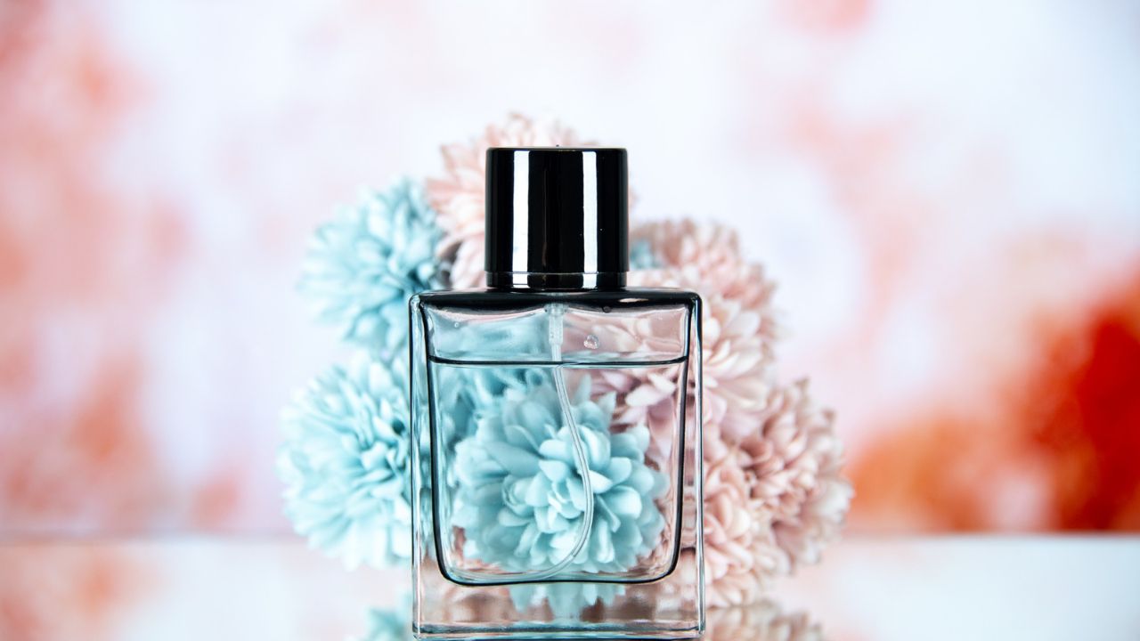 स्ट्रॉन्ग फ्रेग्रेंस चुनना भी एक गलत आदत है। ऑफिस जैसे माहौल में तेज खुशबू लोगों को परेशान कर सकती है, इसलिए सॉफ्ट और क्लीन फ्रेग्रेंस बेहतर होती है। (Img source: Freepik) स्ट्रॉन्ग फ्रेग्रेंस चुनना भी एक गलत आदत है। ऑफिस जैसे माहौल में तेज खुशबू लोगों को परेशान कर सकती है, इसलिए सॉफ्ट और क्लीन फ्रेग्रेंस बेहतर होती है। (Img source: Freepik)