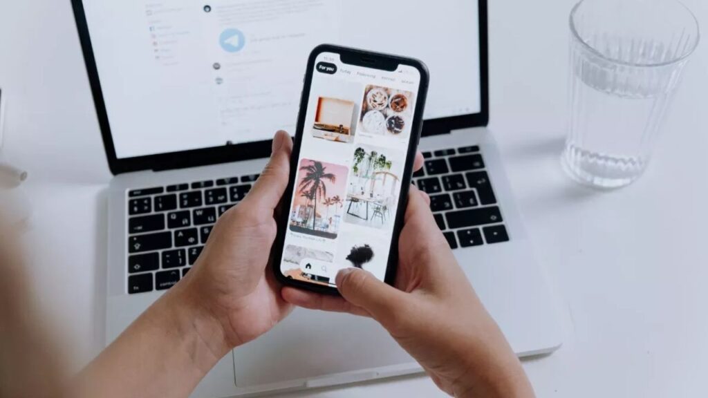 My hands hurt from using my phone