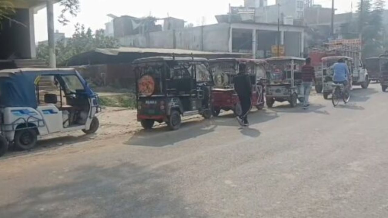 ई-रिक्शा चालकों को सख्त नसीहत: रूट तोड़ेंगे तो होगी कार्रवाई, ट्रैफिक नियमों पर भी कसा जाएगा शिकंजा