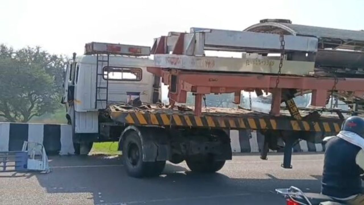 लालगंज बाईपास पर बड़ा हादसा टला! स्कूटी को बचाते हुए ओवरब्रिज पर लटका ट्रेलर, पढ़ें पूरी खबर