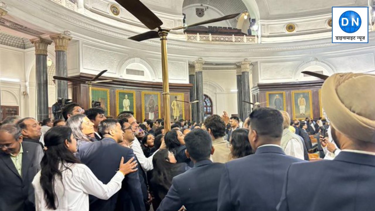 राहुल गांधी के साथ सेल्फ़ी लेने के लिए संसद में दौड़े IRS प्रोबेशनर्स, देखें अनोखा नजारा