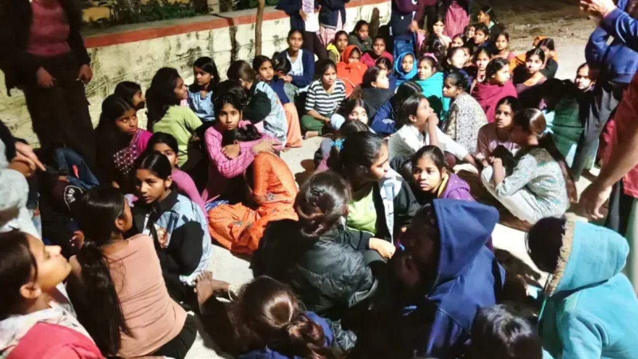 Rajasthan: कस्तूरबा गांधी बालिका हॉस्टल में भीषण आग, छात्राएं चीखते हुए भागीं, तीन युवक देवदूत बनकर आए और…