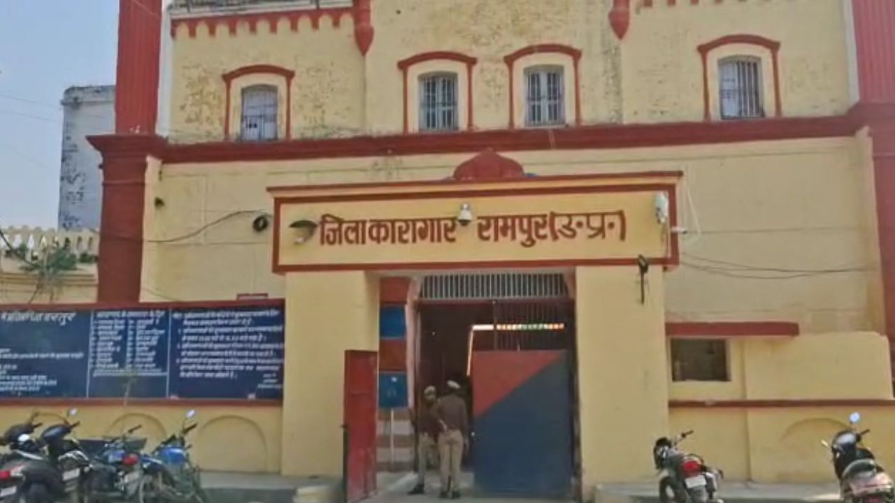 रामपुर जेल में दर्ज हुए सपा नेता आजम खान और बेटा अब्दुल्ला, बने कैदी नंबर 425 और 426