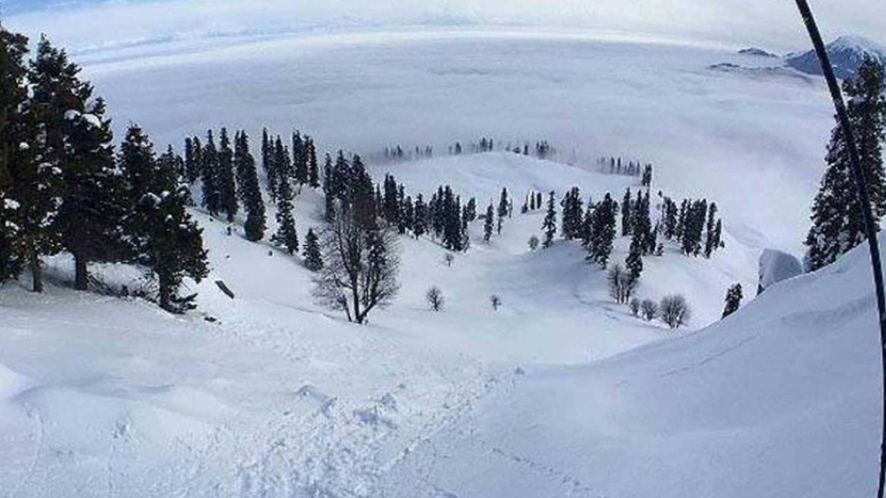 Snowfall begins in Jammu and Kashmir