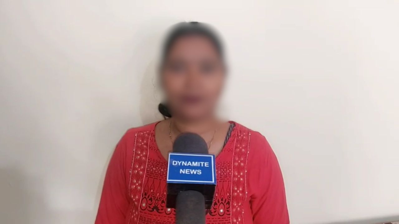 सोनभद्र में शर्मनाक वारदात: बकाया फीस पर 12वीं के छात्र की पिटाई, मां ने लगाया आरोप; देखें Video