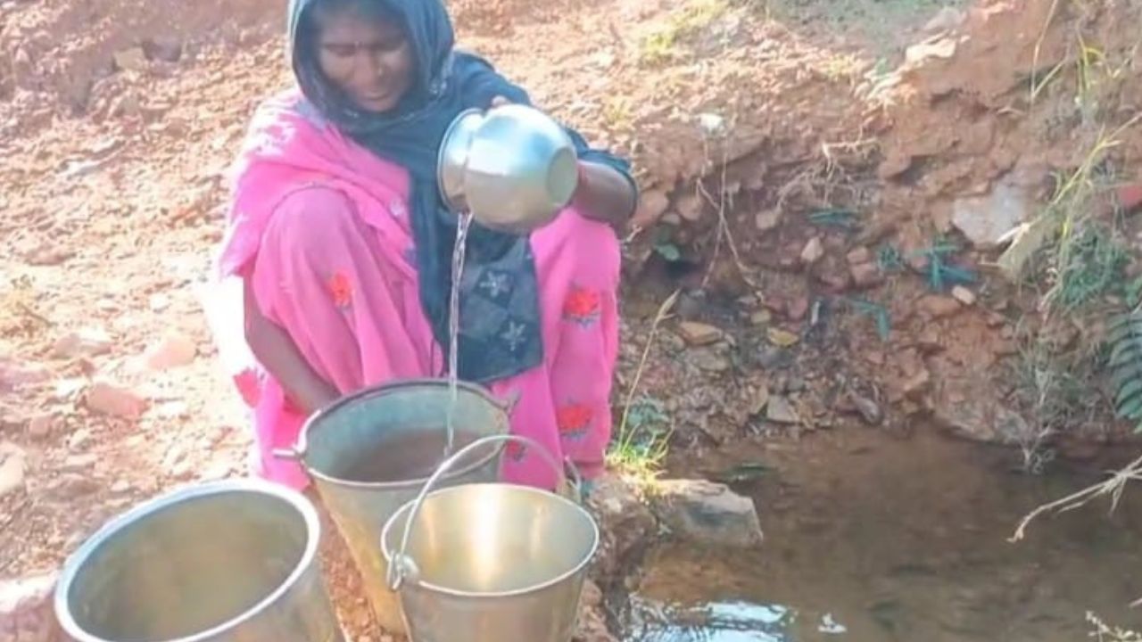 UP News: विकास के दावे हुए ध्वस्त, 21वीं सदी में भी सोनभद्र के लोग पानी के लिए दर-दर भटक रहे