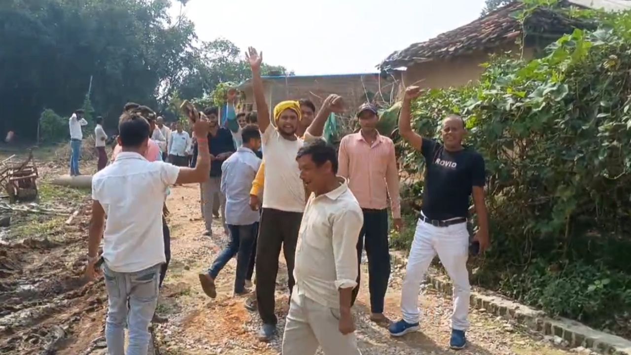 विकास के नाम पर घटिया निर्माण: छह महीने में ही बर्बाद सड़क ने ग्रामीणों की बढ़ाईं मुश्किलें