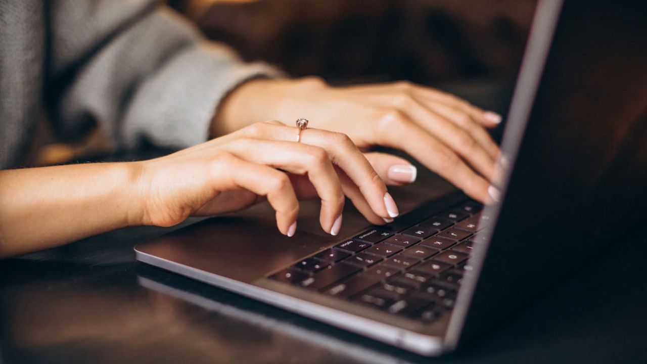 मोबाइल-लैपटॉप चलाने से हाथों में दर्द? जानिए 5 आसान एक्सरसाइज जो मिनटों में देंगी राहत