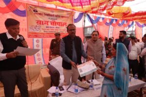 महराजगंज: ग्राम चौपाल में डीएम ने सुनी ग्रामीणों की समस्याएं, पराली जलाने पर सख्त चेतावनी