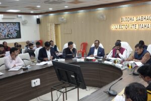 वन ट्रिलियन अर्थव्यवस्था में योगदान दें, हर विभाग नवाचार करे, डीएम की मौजूदगी में बोले प्रभारी मंत्री दयाशंकर मिश्रा ‘दयालु’