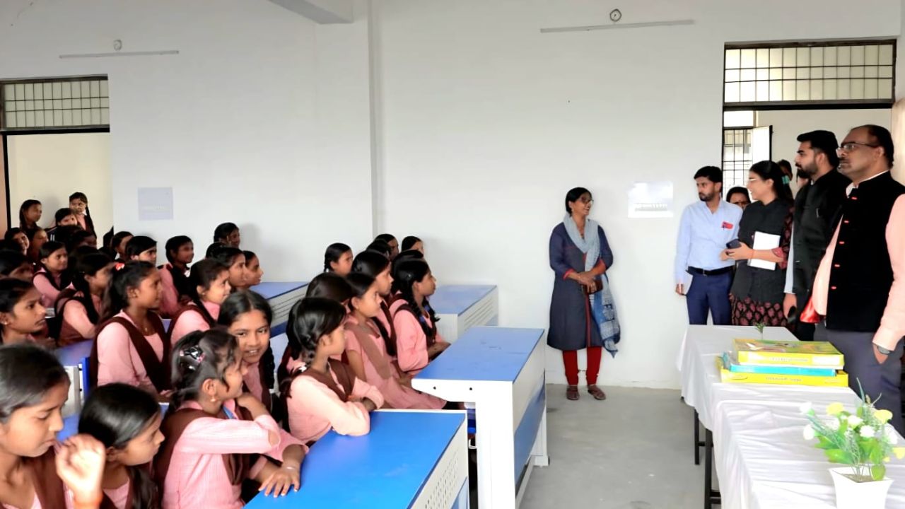 Maharajganj News: औचक निरीक्षण में खुली कस्तूरबा विद्यालयों की पोल…गंदगी देख भड़के DM, जानें क्या हुआ आगे?