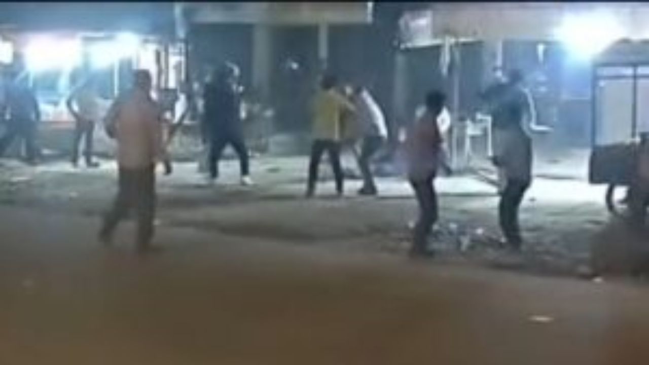 UP Crime: चुनावी रंजिश को लेकर भाजपा–सपा के बीच जमकर बवाल…चले लाठी डंड, मचा बवाल